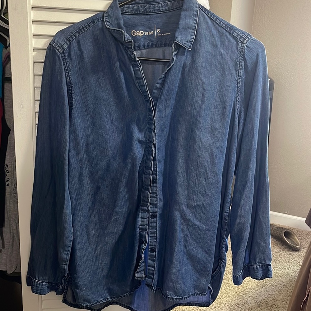Button up blue denim shirt. Breezy and cute. From Gap size small. Very comfy